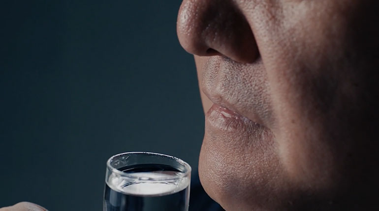 凝神静气心系于酒