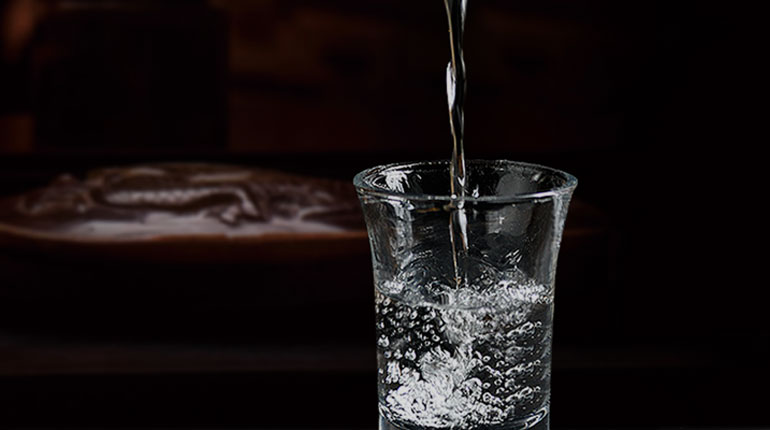 举杯齐眉 眼观其色